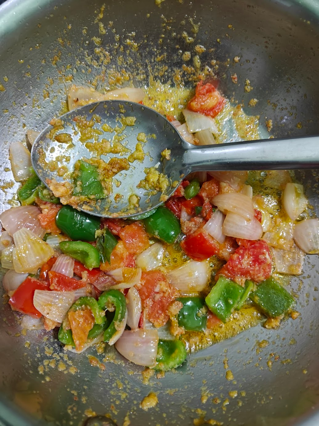 Cooked onion, tomato and bell pepper mixture transferred to a blender